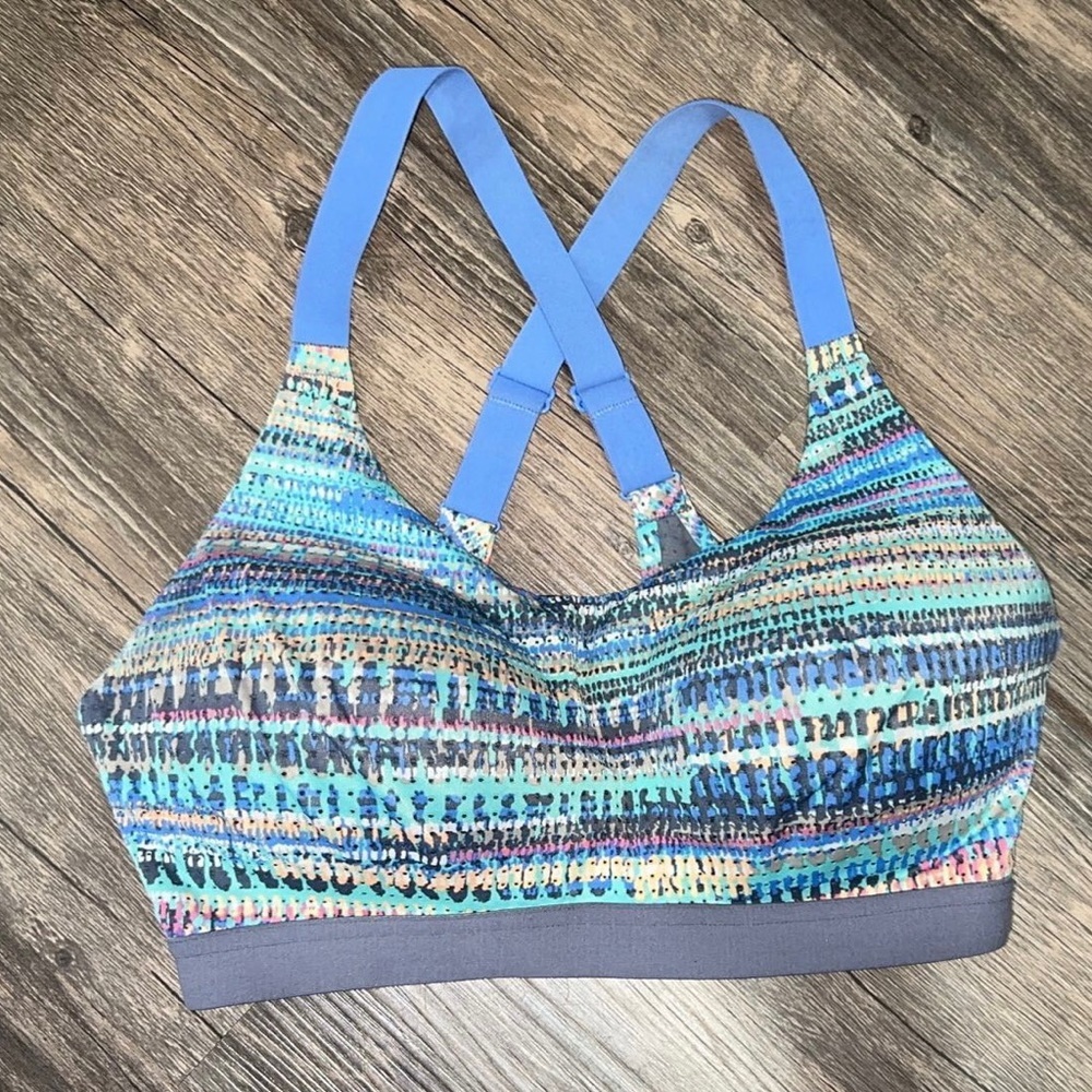 Victoria Secret Sport Sport Bra Size 32DDAdjustable Criss Cross Straps Geometric